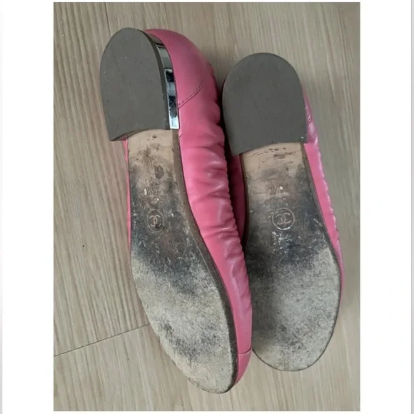 CHANEL Pink Leather Ballet Flats with Quilted CC Toe - Picture 2 of 10